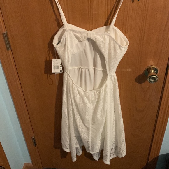 White summer dress - Picture 2 of 3